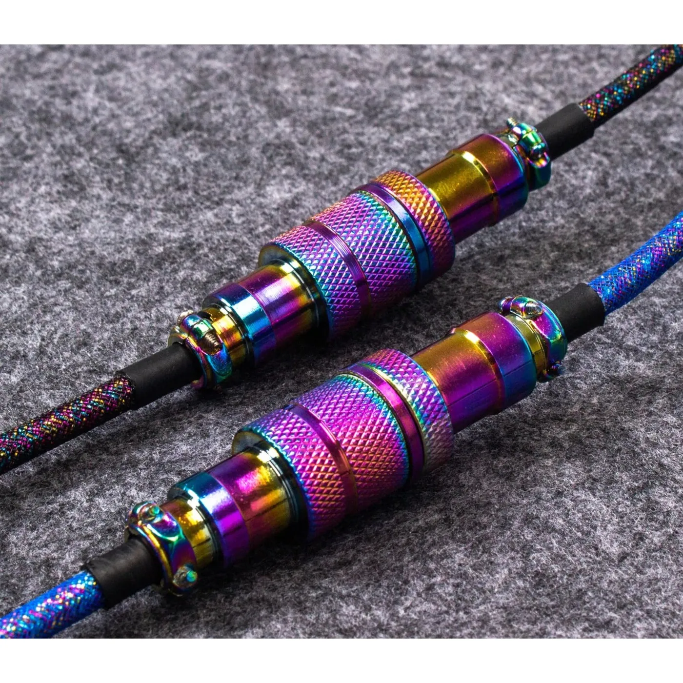 KEYCHRON PREMIUM COILED AVIATOR CABLE  RAINBOW PLATED BLACK, ANGLED KABEL (ZWART, 1,08 METER)