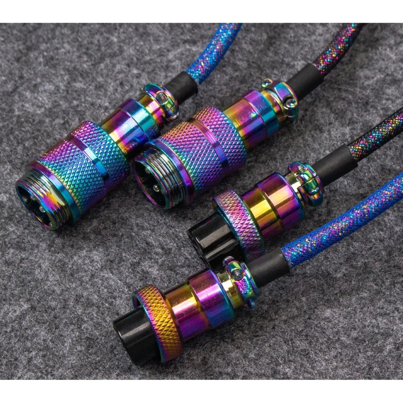 KEYCHRON PREMIUM COILED AVIATOR CABLE  RAINBOW PLATED BLACK, ANGLED KABEL (ZWART, 1,08 METER)