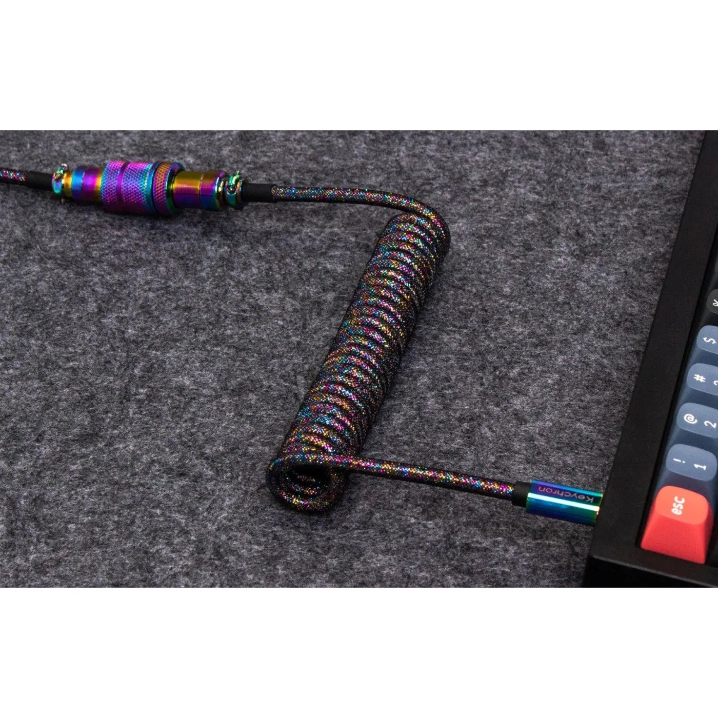 KEYCHRON PREMIUM COILED AVIATOR CABLE  RAINBOW PLATED BLACK, ANGLED KABEL (ZWART, 1,08 METER)