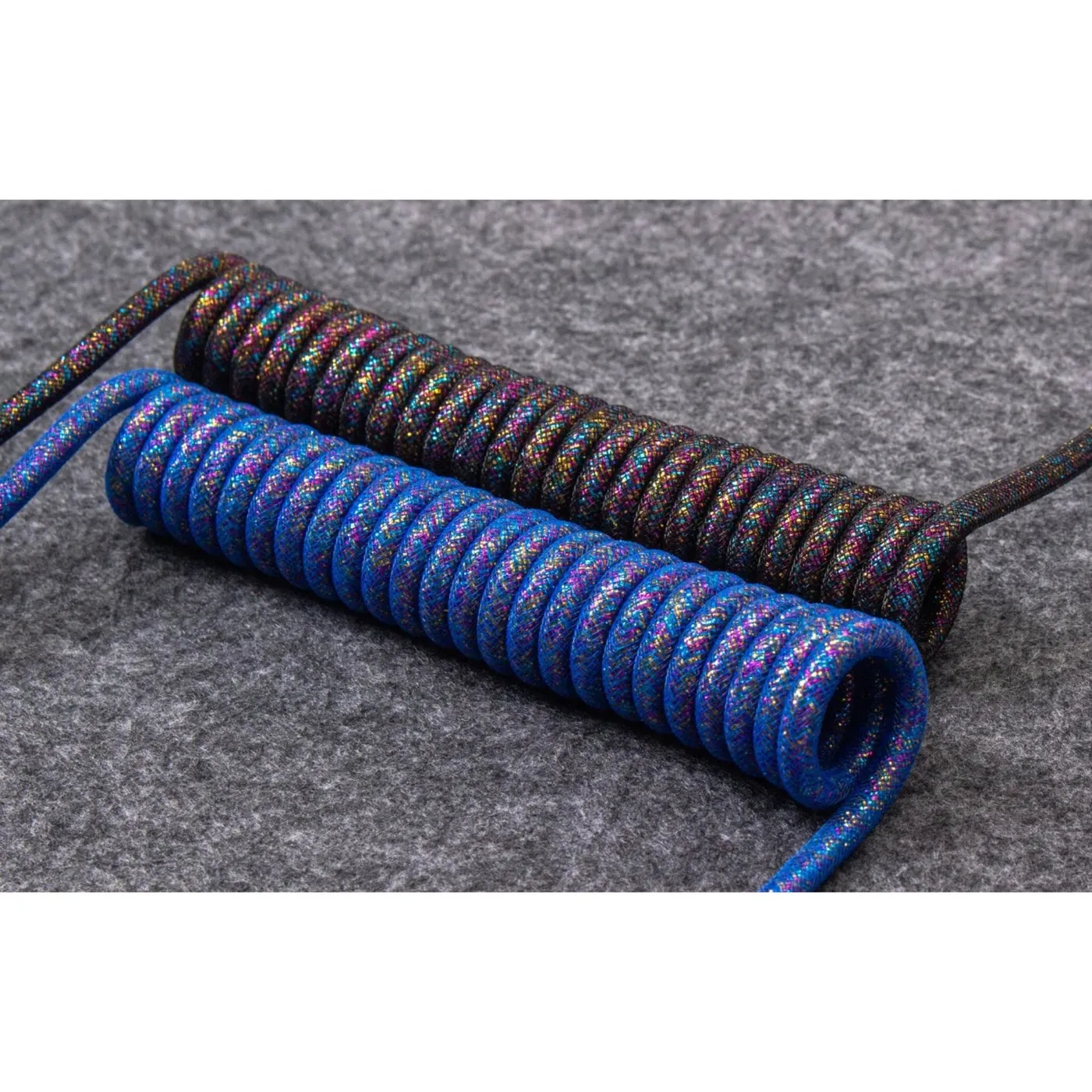 KEYCHRON PREMIUM COILED AVIATOR CABLE  RAINBOW PLATED BLUE, ANGLED KABEL (BLAUW, 1,08 METER)