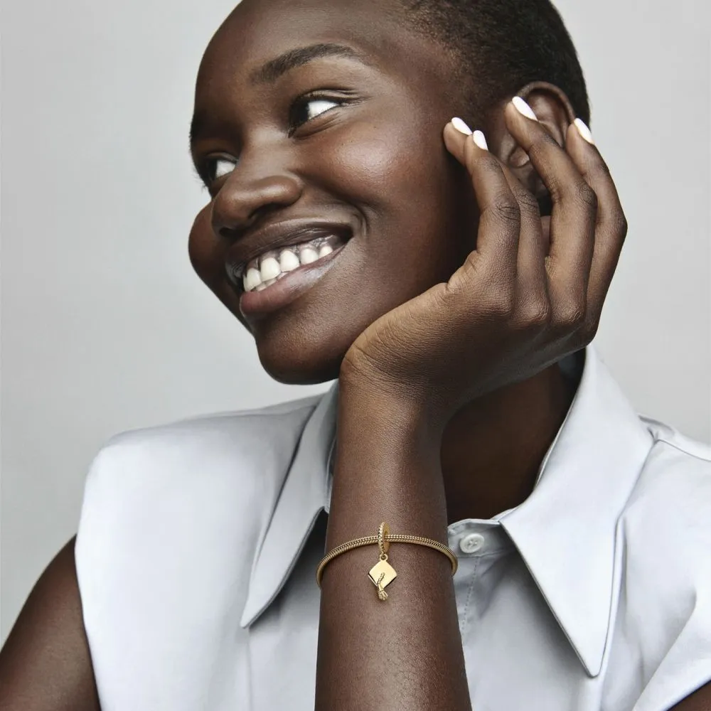 Pandora Moments Gold Plated Afstudeercap Hangende Bedel